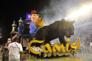 Veja imagens do desfile da camisa 12