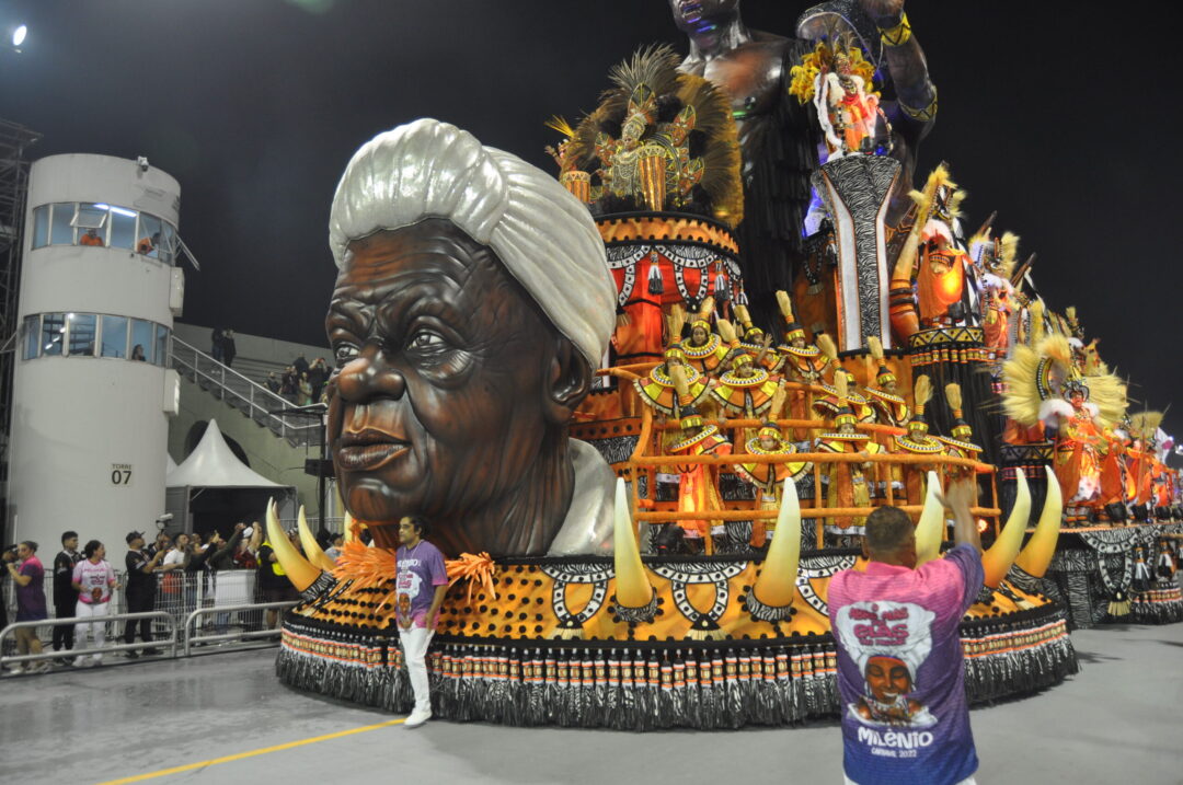 Read more about the article Estrela faz desfile poderoso com homenagem às mulheres do samba e do carnaval