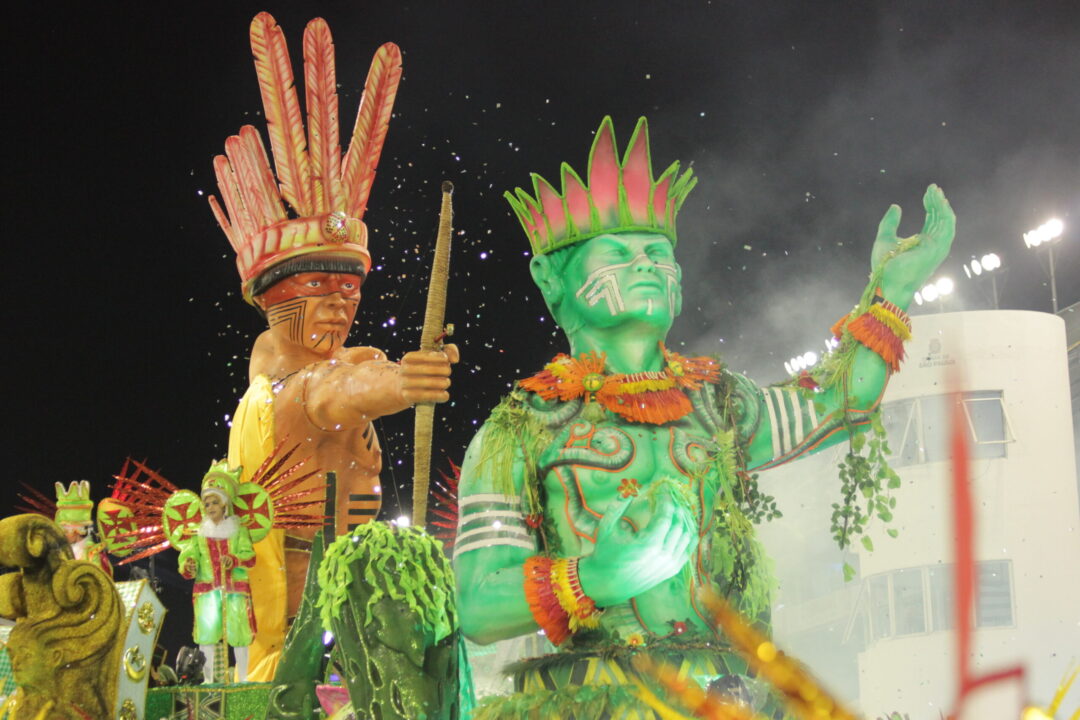 Read more about the article Amizade faz desfile irreverente com enredo que une afro e religioso