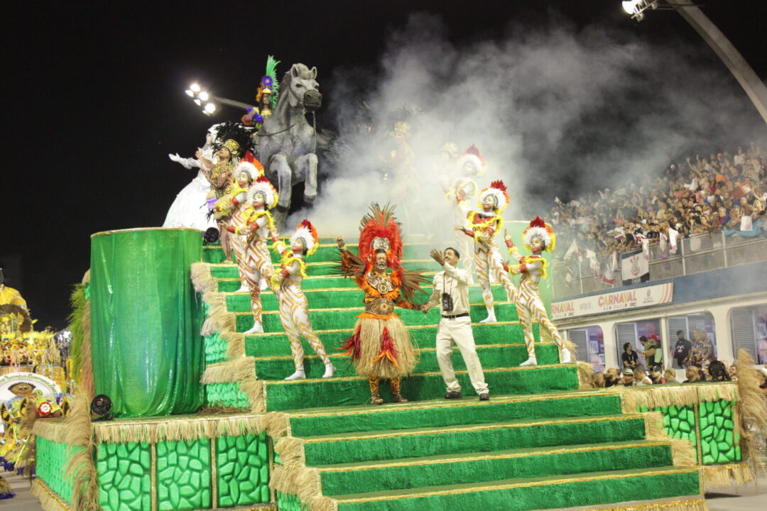 Read more about the article Barroca enfrenta temporal em seu desfile sobre Guaicurus