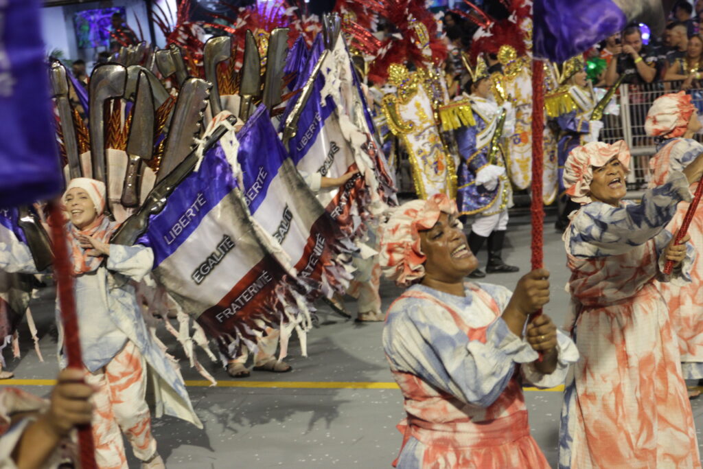 Canto forte e alegorias repaginadas marcam o desfile da Tatuapé IMG 1468